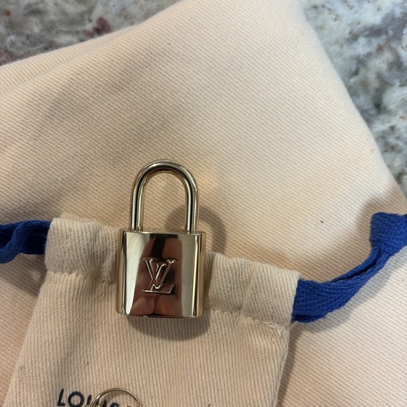 Brand new! Louis Vuitton gold lock and key #311 with pouch - Picture 2 of 5